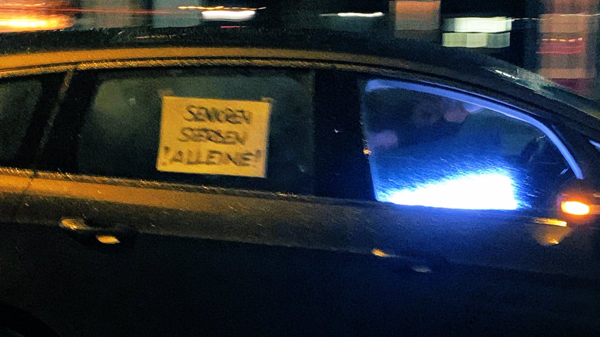 sbamueller's tweet photo. Schlecht lesbare Slogans, schlechte Musik, Hupen, Unkenntlich gemachte Kfz Kennzeichen, Stinkefinger gegenüber @PolizeiFR & Passanten. Der #Autokorso der #Freibug‘er #Coronaleugner/#querdenker tourt durch die Stadt. Für Sa 15:30 ab Mösle ist übrigens noch einer geplant. https://t.co/S9g1xCj0Yc