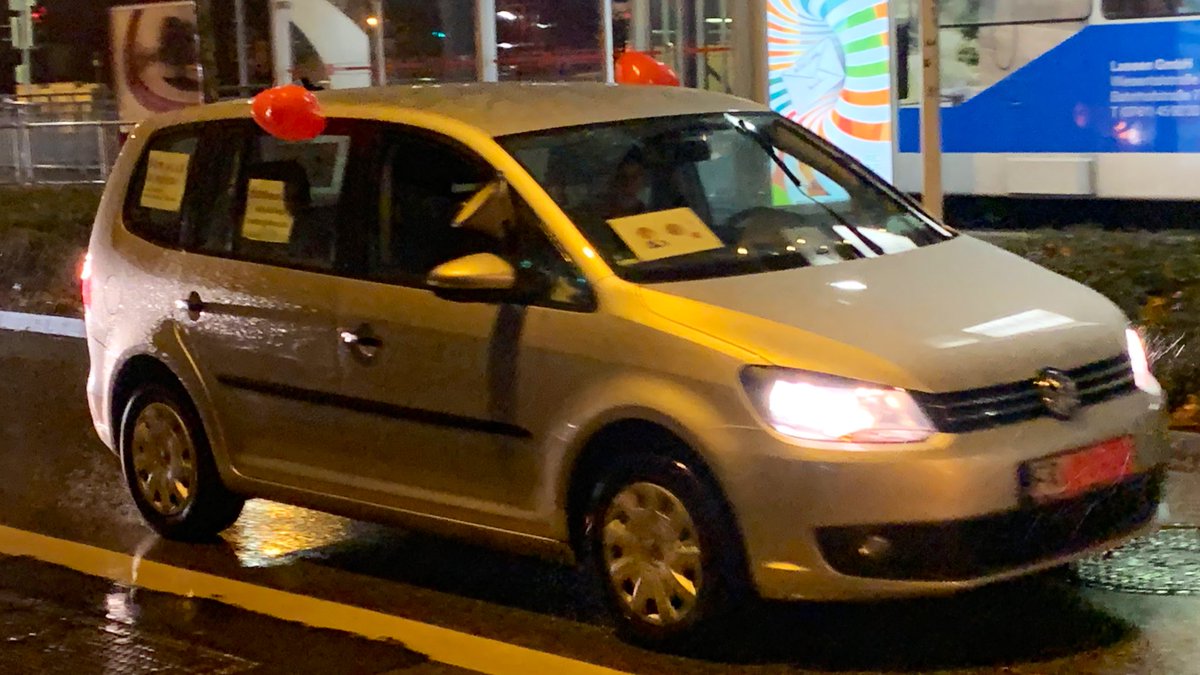sbamueller's tweet photo. Schlecht lesbare Slogans, schlechte Musik, Hupen, Unkenntlich gemachte Kfz Kennzeichen, Stinkefinger gegenüber @PolizeiFR & Passanten. Der #Autokorso der #Freibug‘er #Coronaleugner/#querdenker tourt durch die Stadt. Für Sa 15:30 ab Mösle ist übrigens noch einer geplant. https://t.co/S9g1xCj0Yc