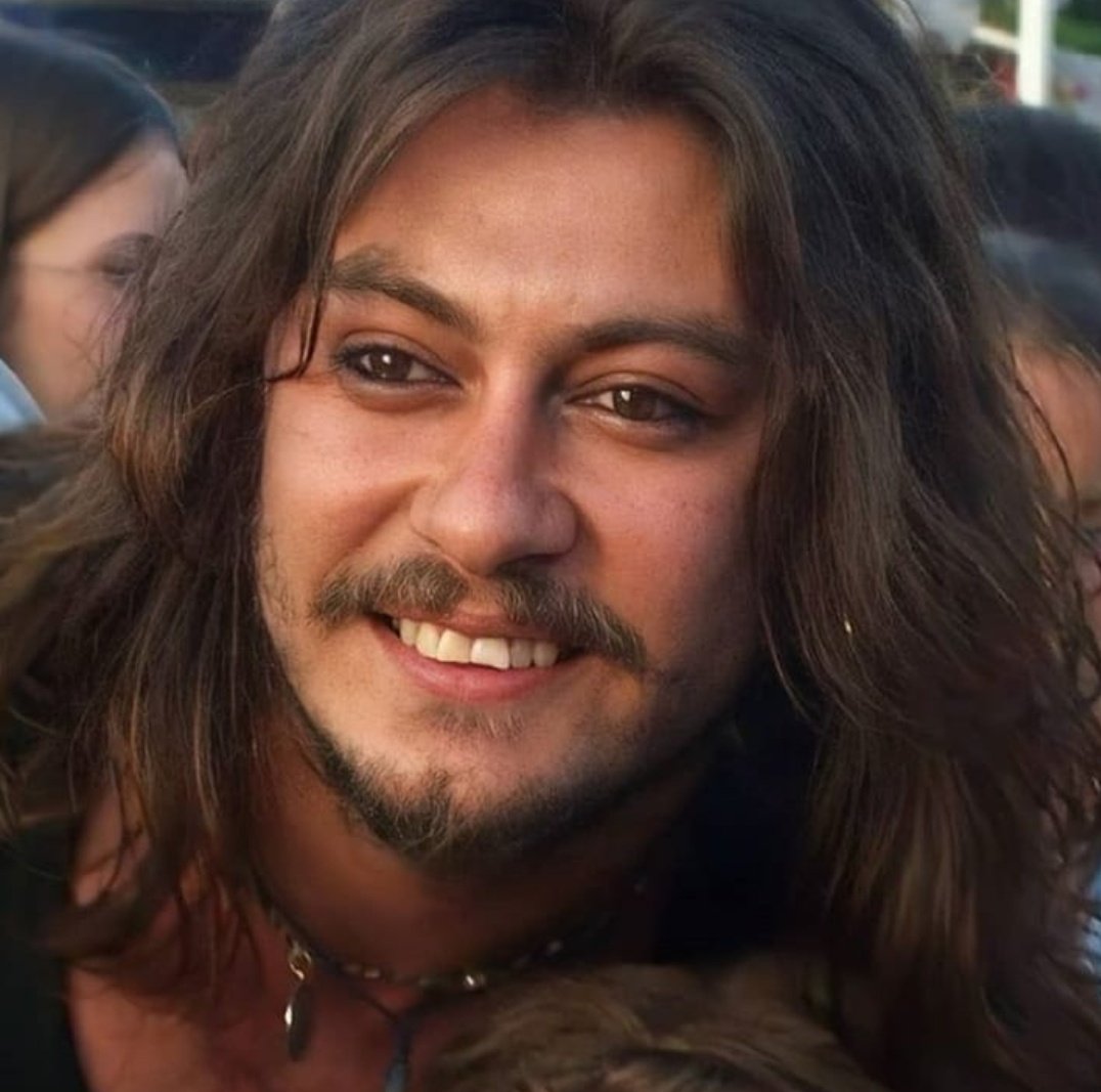 Günler sessiz , mahsun sensiz. 🖤