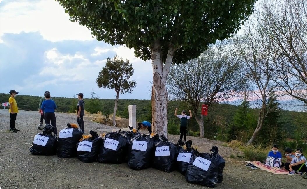 guvenislamoglu's tweet photo. Çocuklar Beyşehir Gölü'nü temizledi. 234 Kişi 30 gün 29 piknik alanı,seyir noktalarını temizlemiş.500 battal boy çöp poşeti çöp toplamışlar.Bu farkındalık çalışmasını planlayan @beysehirbld ne ve katılanlara teşekkürler. 
Kirletenlere duyurulur.
#depozito @sifiratikgov https://t.co/QUTnkCkFwQ