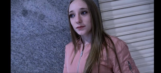 Os acordais de la famosa chaqueta rosa que llevaba en la escena de PILLADAS? 🌺👅  Estoy pensando subastarla
