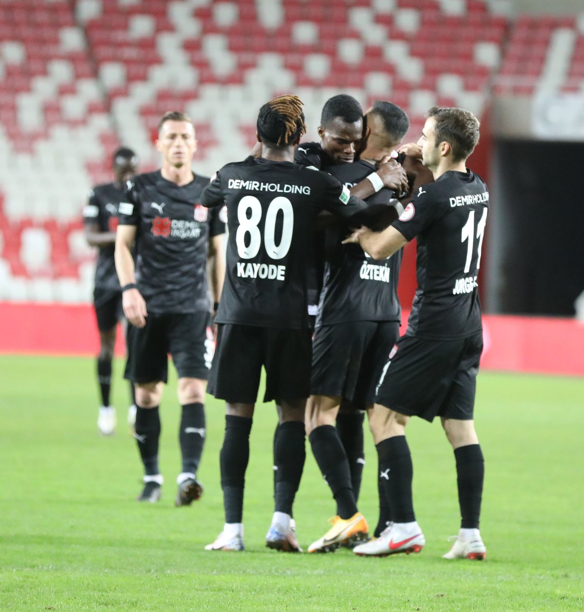 DG Sivasspor, Ziraat Türkiye Kupası'nda sahasında Adana Demirspor'u uzatmalar sonucunda 2-1 mağlup etti ve çeyrek finale yükseldi. 🏆#ZTK
⚽ 37' Yasin Öztekin
⚽ 44' Yunus Akgün
⚽ 116' Yatabare https://t.co/L6X2nl2HZj