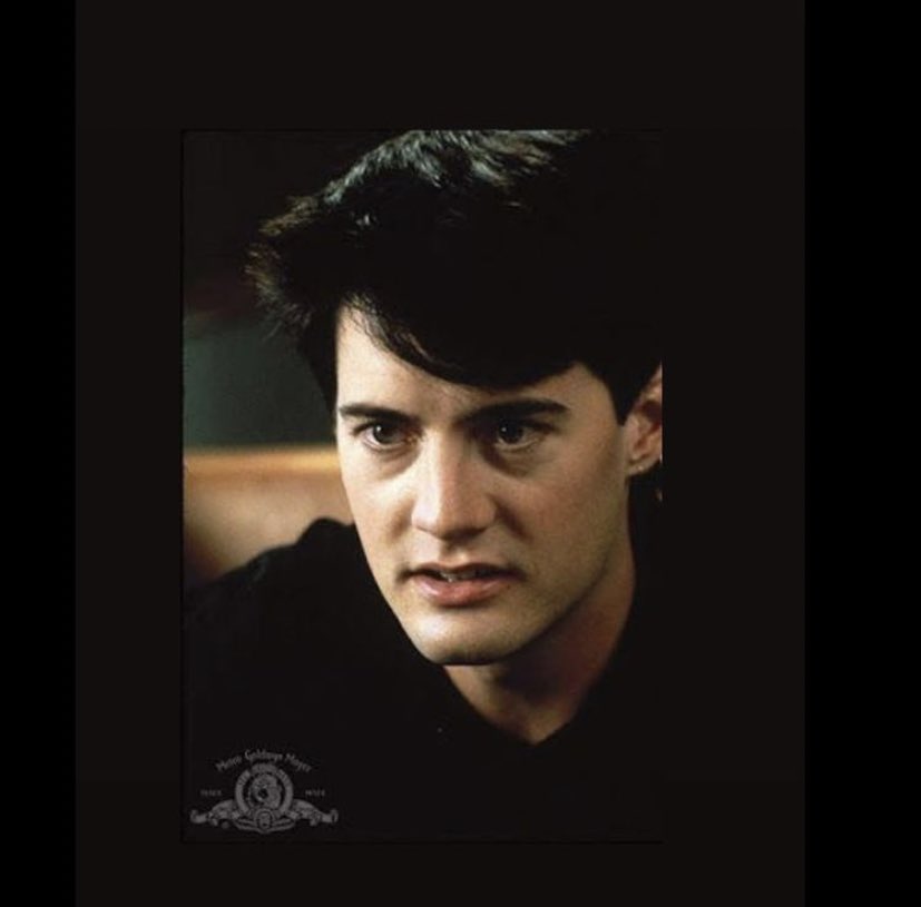 _peaksfreak_'s tweet photo. .
My ideal guy:
1. Looks good in uniform. โ
2. Equal parts detective and pervert โ
3. Knows the chicken
walk. ๐ โ
.
๐
.
#kylemaclachlan #bluevelvet #TwinPeaks #thatexterminatoruniformtho #idontknowifyouareadetectiveorapervert #chickenwalk #davidlynch https://t.co/nQDeR476eJ
