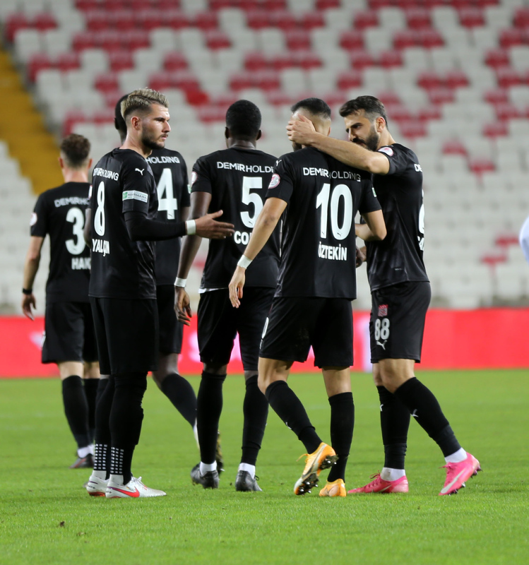 Ziraat Türkiye Kupası'nda son 16 turu maçında DG Sivasspor, sahasında Adana Demirspor'u konuk etti. 90 dakikası 1-1 berabere sonuçlanan ve uzatmaya giden karşılaşmayı ev sahibi, 116.dakikada Yatabare'nin attığı golle 2-1 kazanarak adını çeyrek finale yazdırdı https://t.co/ylBWUUE42X