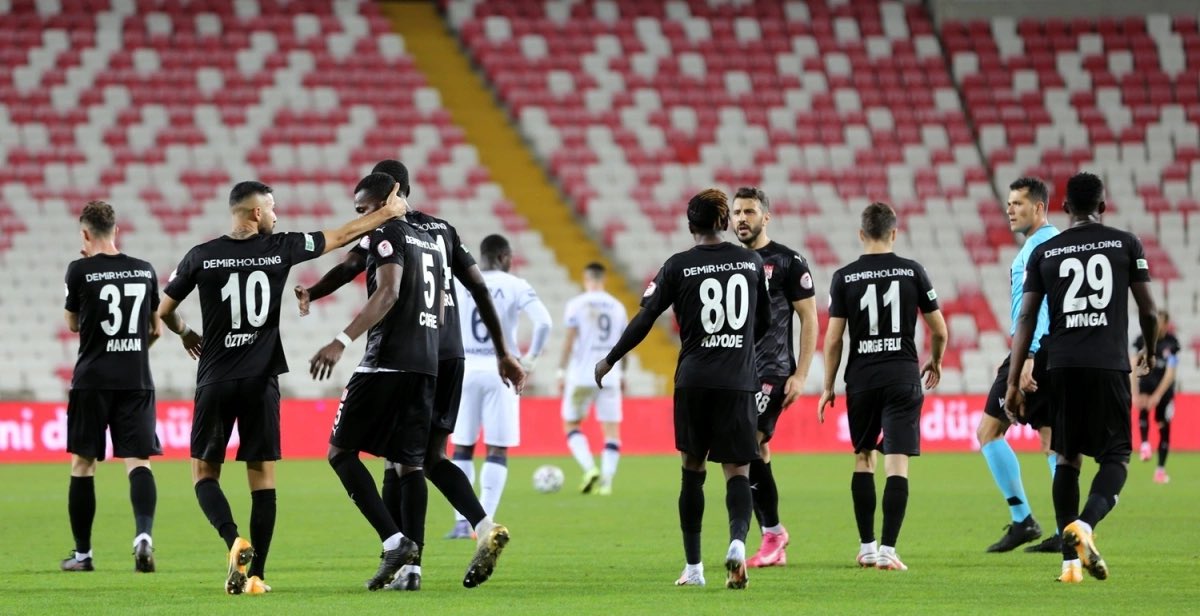 Demir Grup Sivasspor, Adana Demirspor'u 2-1 mağlup ederek Ziraat Türkiye Kupası'nda adını çeyrek finale yazdırdı. #ZTK
⚽37' Yasin
⚽44' Yunus
⚽116' Yatabare https://t.co/bif1HEe5OE
