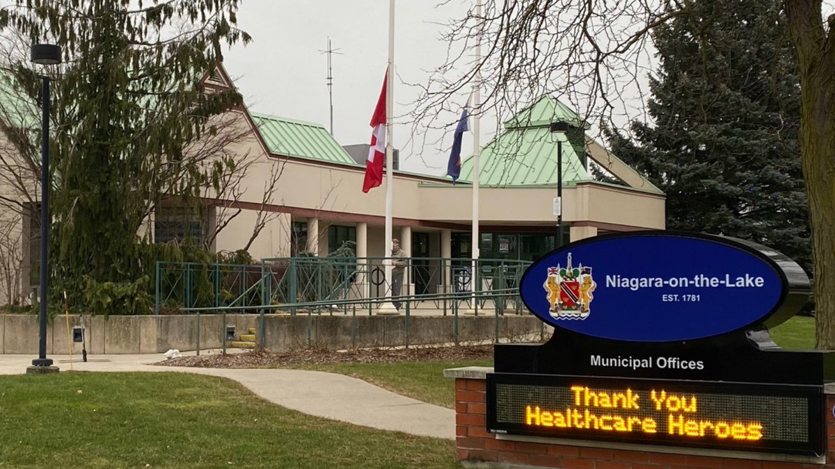 Flags remain at half mast in remembrance of all lives lost to COVID-19. Our sign reflects deep gratitude for those working on the front lines of this pandemic. Staying home and following protocol and recommendations is how we can all honour them both. Thank you #HealthcareHeroes