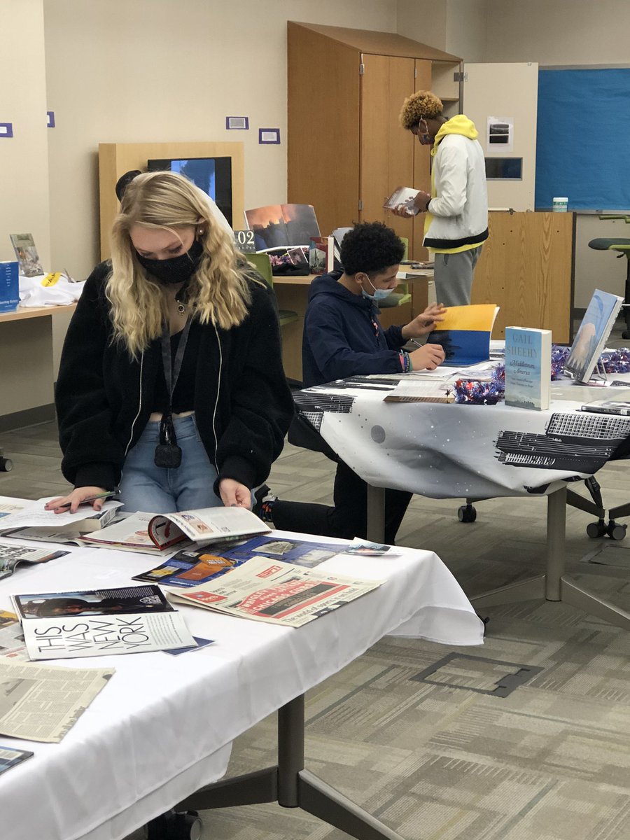 chs_media's tweet photo. #INlibraries are busy places, especially here @chsinfo ! #INLibrarySnapshotDay ❤️📚❤️ https://t.co/dY6Hd8mZR1
