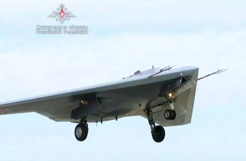 RussianPatrio17's tweet photo. The #Russian heavy attack drone #Sukhoi S-70 #Okhotnik, as part of flight tests, bombed a ground target at the #Ashuluk test site. The #Okhotnik dropped unguided 500-kilogram bombs from the fuselage compartment. https://t.co/11UpYWB1Rp