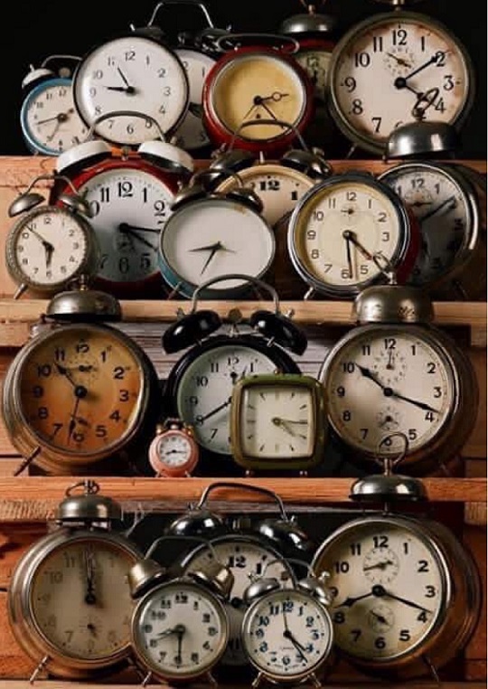 SAsocietynews's tweet image. أنت لست متأخرا ❕
أنت في توقيتك المناسب..
أحدهم تزوج في سن ٢٠ ولم ينجب إلا بعد ١٠ سنين، وآخر تزوج في ٣٠ وأنجب بعد سنة..
أحدهم تخرج من الجامعة في سن٢٢ سنة وانتظر ٥ سنوات لينال وظيفة، وآخر تخرج في سن٢٧ وكان حلمه الوظيفي بانتظاره..
عش مطمئن البال، واعمل في توقيتك فقط