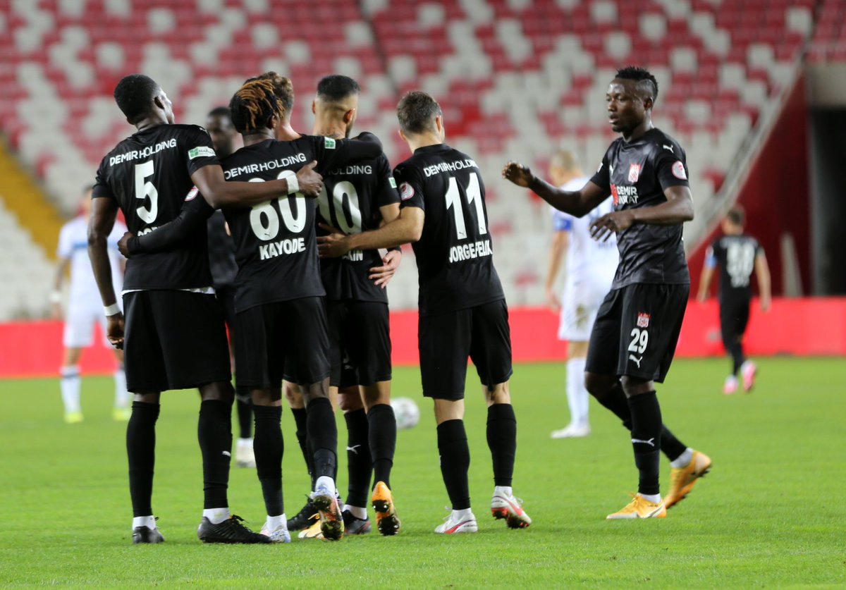 🏆Sivasspor, Adana Demirspor'u uzatmalar sonunda 2-1 mağlup etti ve Ziraat Türkiye Kupası'nda çeyrek finale adını yazdırdı.
⚽37' Yasin
⚽44' Yunus
⚽116' Yatabare https://t.co/fb5BHEulOP