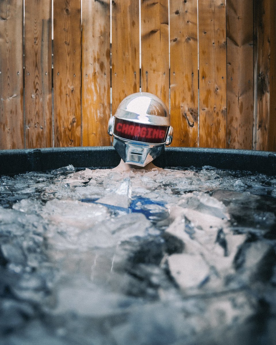 jonsimo's tweet image. This is how I charge 🥶 

#icebath #wimhof #coldexposure #daftpunk