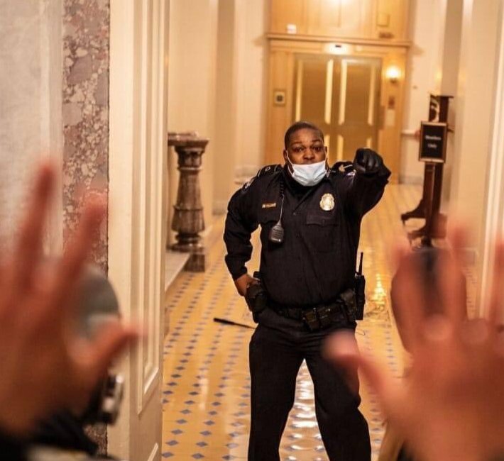 mmpadellan's tweet photo. Protect President Biden and Vice President Harris AT ALL COSTS for the #Inauguration2021.

Hold it in a heavily-fortified secret location, and have it viewed on EVERY CHANNEL for all to see.

And be sure to invite HERO Eugene Goodman. https://t.co/xJtnpffxVU