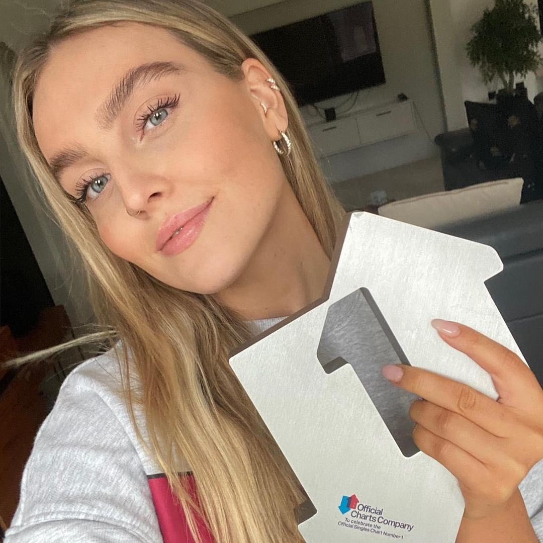 LittleMix's tweet image. Still can't get over this 🤍 (but also still can't get over that these fit together @officialcharts)