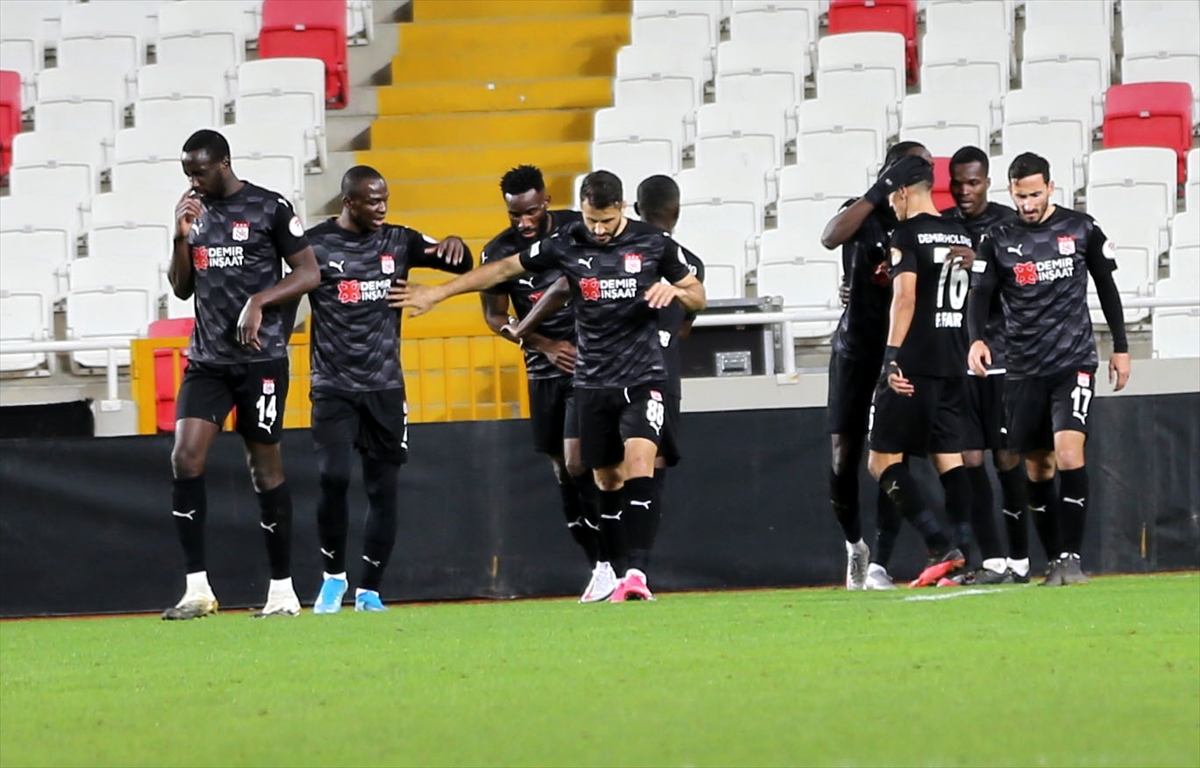⚽37' Yasin Öztekin
⚽116' Mustapha Yatabaré
⚽44' Yunus Akgün
🆚Ziraat Türkiye Kupası son 16 turunda Demir Grup Sivasspor, uzatmaya giden maçta Adana Demirspor'u 2-1 mağlup ederek adını çeyrek finale yazdırdı.
https://t.co/6aauaWGTx8 https://t.co/ZMDa3YipCK