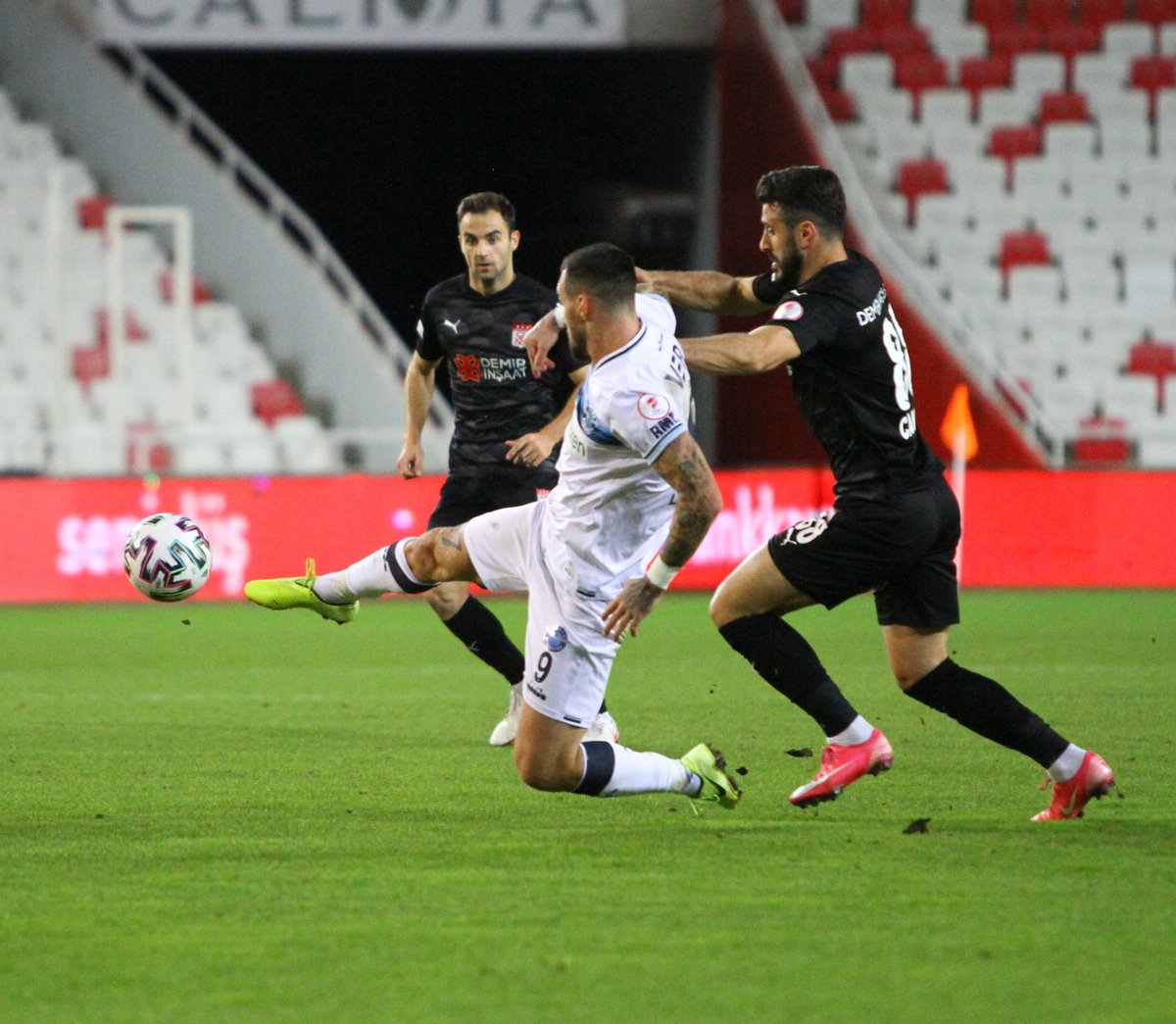 MAÇ SONU: Sivasspor 2-1 Adana Demirspor
⚽ 37' Yasin Öztekin
⚽ 44' Yunus Akgün
⚽ 116' Yatabare
Sivasspor, Türkiye Kupası'nda çeyrek finale yükseldi. https://t.co/ckwbOy0gbI