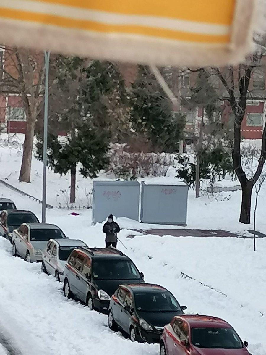 Felix_GonzalezM's tweet photo. @AytoAlcorcon Seguimos esperando que pase medios para quitar el hielo / nieve en calle inspector Juan Antonio bueno n 1 al 15. Los vecinos despejamos la salida el pasado domingo 10/01pero estamos esperando los medios del ayuntamiento de Alcorcón.
Cuando Vendrán? https://t.co/362QOXMk1H