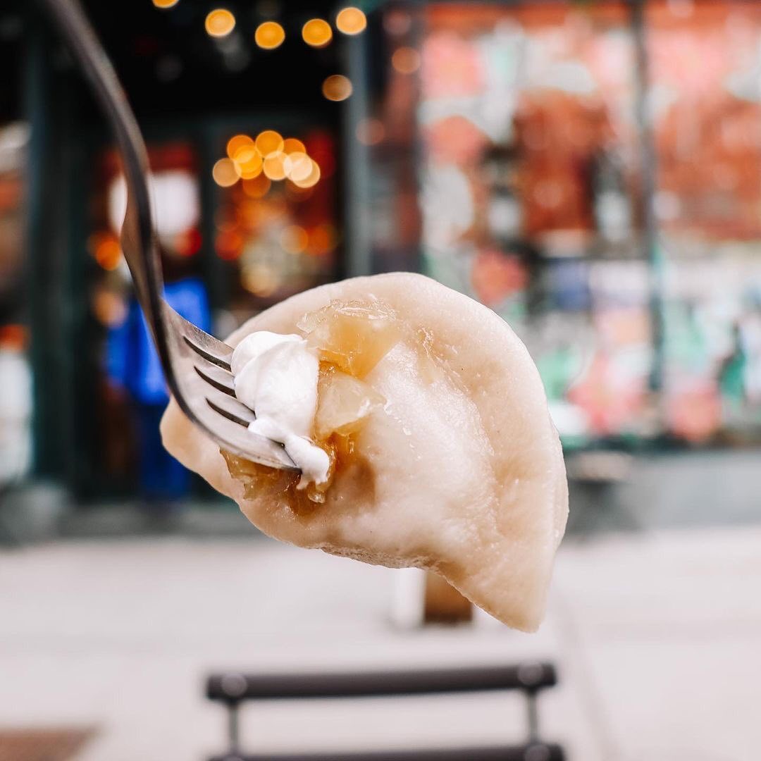 veselkanyc's tweet photo. Pierogi in the air like you just donโt care!
#repost โข @JustNowMarried
#veselkanyc #pierogi #varenyky #littleukraine #eastvillagenyc #heatedseating https://t.co/88uqXmjq5b