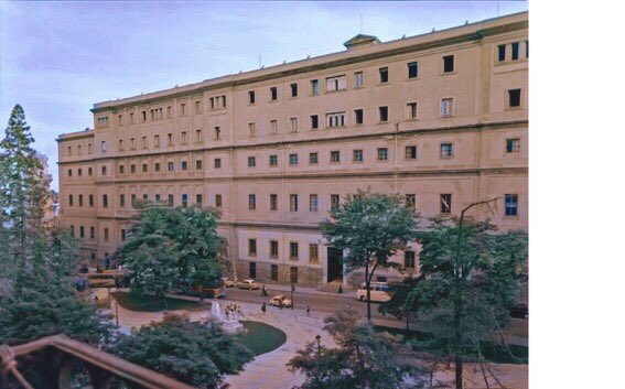 Madrid: Cómo era en los años 50. Cómo luce hoy... ¿Quién quiere un jardín verde y bucólico, si puede tener un plaza infernal forrada con una losa abrasiva lijarrodillas donde hacer parkour?