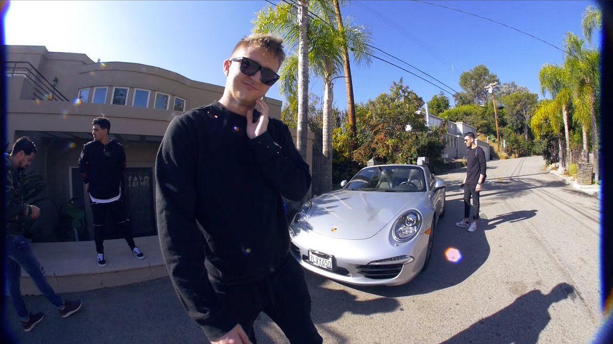 XEU LE DOC :Sorti sur YouTube un an après « Xeu », le documentaire revient sur la création de l’album de Vald.Avec toute son équipe, ils s’étaient alors exilés à Los Angeles et nous montraient les coulisses de leur « American Way of Life ».