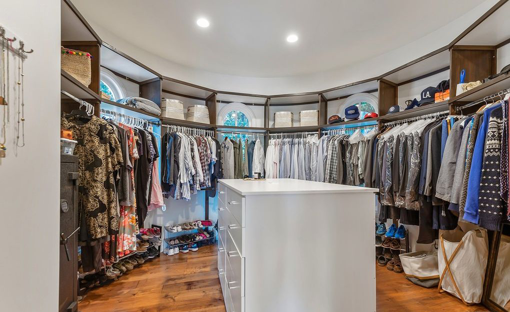 RachelPlattenBR's tweet photo. Descrita como um "espanhol moderno" na lista de materiais, a estrutura de quase 6.000 m² apresenta uma sala de estar equipada com lareira, piso de tábuas largas em toda a extensão e um bando de detalhes de design que remontam à era do renascimento espanhol dos anos 1920! https://t.co/Hv3s3HUijP