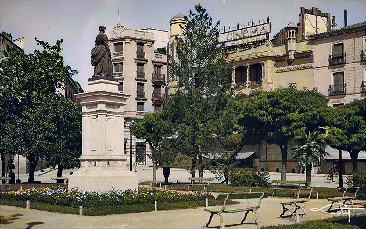 Madrid: Cómo era en los años 30. Cómo luce hoy... ¿Quién quiere un jardín tranquilo y fresco en pleno centro, si puede ir a la ópera y aprovechar para freirse un huevo sobre el pavimento en plena ola de calor? Por cierto, el cine (de 1920) se lo acaban de cepillar. Sin complejos.