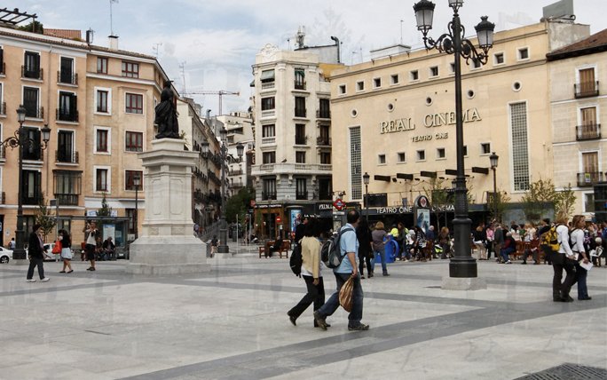 Madrid: Cómo era en los años 30. Cómo luce hoy... ¿Quién quiere un jardín tranquilo y fresco en pleno centro, si puede ir a la ópera y aprovechar para freirse un huevo sobre el pavimento en plena ola de calor? Por cierto, el cine (de 1920) se lo acaban de cepillar. Sin complejos.