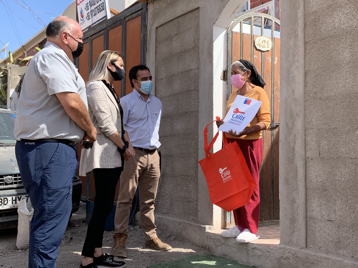 AricaBBNN's tweet photo. #NuevaPropietaria @SubseBBNN @alvaropillado @EnriqueUrrutiaT @AricaBBNN entregó #TituloDeDominio a adulta mayor de Socoroma documento que acredita que es dueña de su propiedad
#ChilePropietario https://t.co/xUY2Tx91cZ