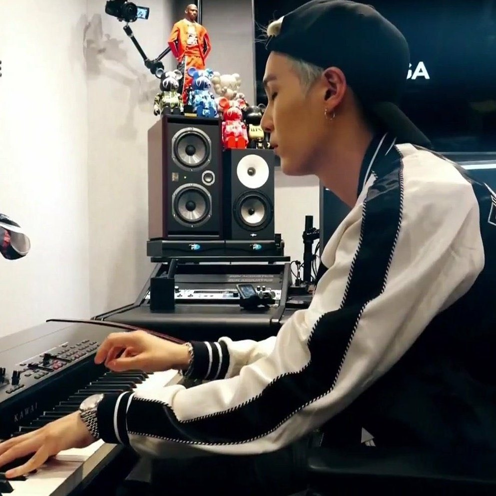 Yoongi – Graham’s Six Grapes, Ruby Port – a drink for when you’re creating epic bops in your studio, plus it’s smooth, luscious and you’re going to take your time enjoying it 