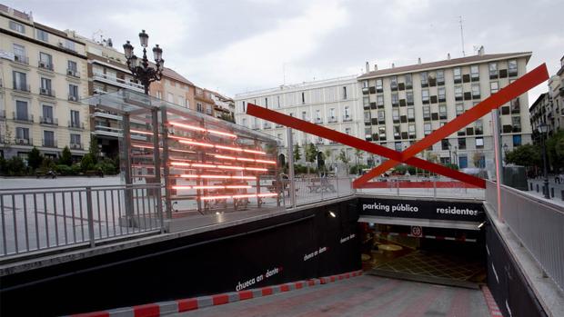 Madrid: Cómo era en los años 30. Cómo luce hoy... ¿Quién quiere un jardín tipo inglés amplio y sombreado, si puede tener un plaza morderiana donde sacar a pasear a tu salamandra.