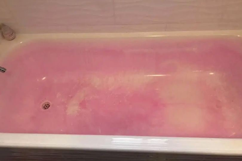 Чего делают после ванны. Бомбочка для ванн в красивой ванне. Бомбочка покрасила ванну. Испорченная акриловая ванна. Пузыри на акриловой ванне.