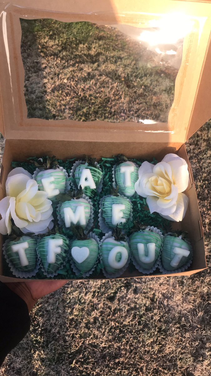 CreationsChelle's tweet photo. The strawberries said it, not me🥴🤪😋
•
•
Have you ordered for Valentine’s Day yet? 👀 https://t.co/oOmwHXSvLe