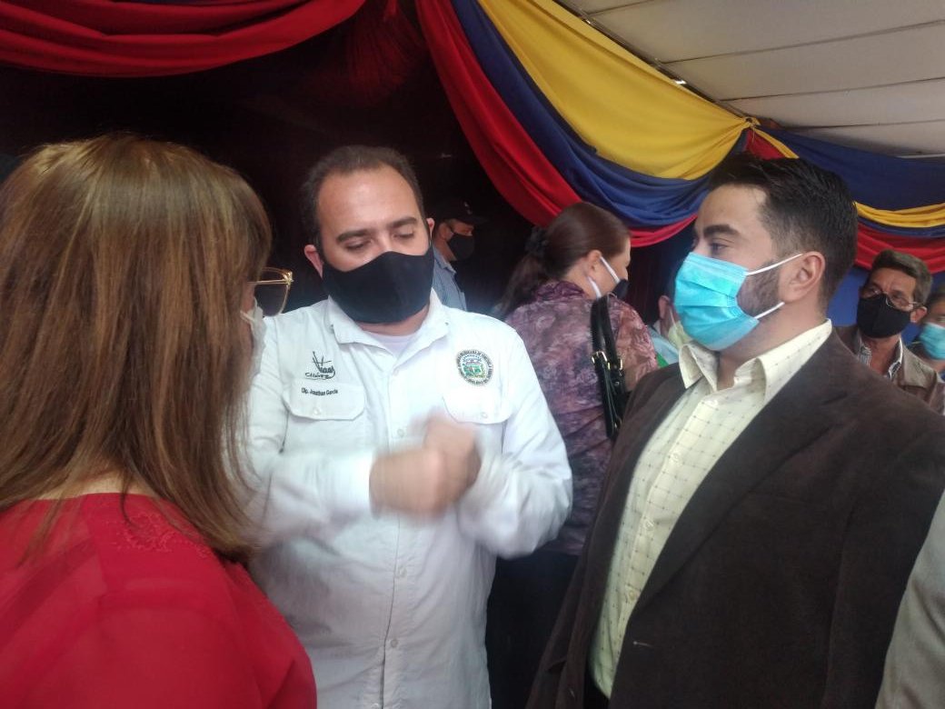 clapchavelo's tweet photo. Hoy #12Ene en representación de la @tachira_gmas el Coordinador Regional de los #Clap Lcdo. @carlosperez_ch acompañó el Acto de Juramentación de la Junta Directiva del Concejo Municipal del Municipio #Cardenas para el período 2021
@FreddyBernal
#ElEsequ… https://t.co/ysznx7AVog