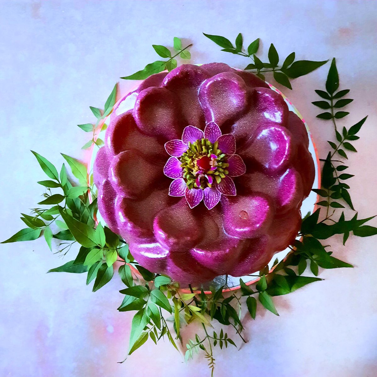 When the cake is a flower 🌸 Blueberry and pistachio bundt with all natural blueberry glaze. #birthdaycake