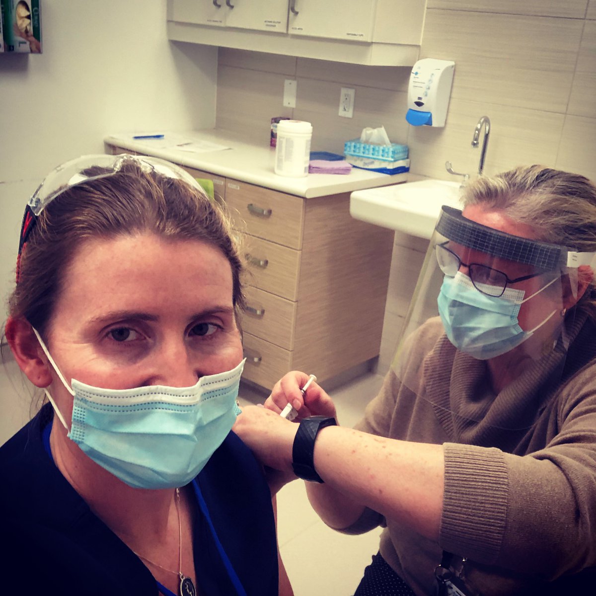 wick_22's tweet image. So grateful to get the call to be vaccinated in Guelph, ON as numbers here climb and I am among the fortunate trusted who get to battle this thing from the front lines.
Science is incredible. Scientists and laboratory technicians are some of the greatest heroes of this pandemic.