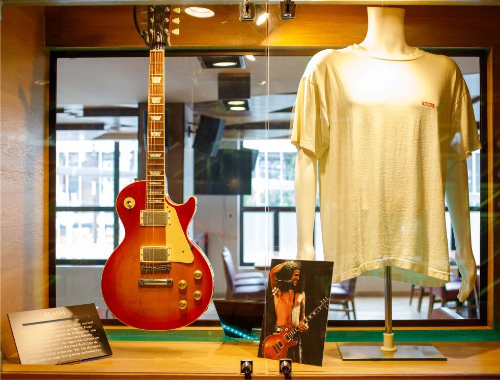 hardrockasun's tweet photo. ¿Sabías que? 
Slash, uno de los héroes de la guitarra, autografió esta guitarra cuando visitó Hard Rock Cafe Orlando
en los 90's. ⚡Además, vistió esta remera en el escenario en varias presentaciones. 🎸 🤟

 Podés venir a verla en
#HardRockAsuncion #Memorabilia #Slash https://t.co/wLH5FEstEA