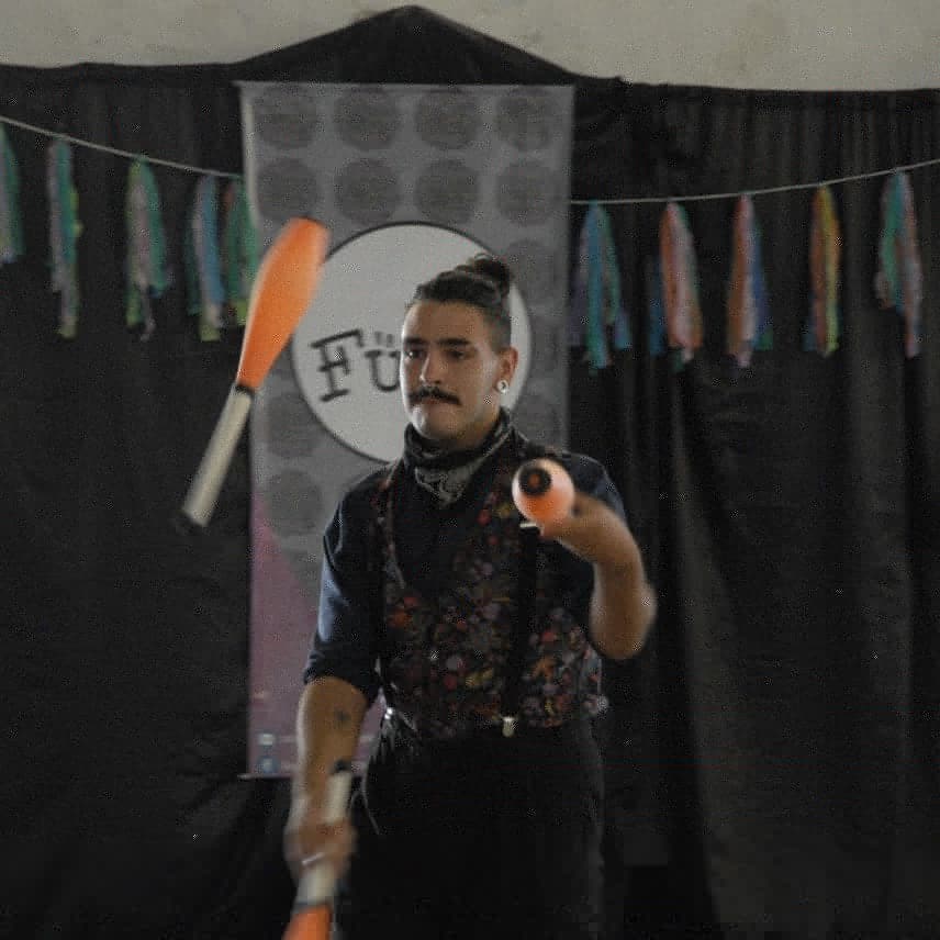 CulturaPBA's tweet photo. #AcompañarCultura Continúan los espectáculos infantiles de artistas locales en diferentes municipios de la Provincia en el marco de Verano ATR.

En Marcos Paz se presentó Circo Fuaa, un colectivo de artistas que participan del Acompañamiento a las Trayectorias y Reivinculación. https://t.co/iLZdaXYIUq