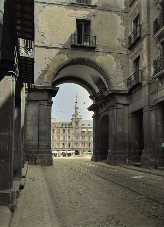 Madrid: Cómo era en los años 50. Cómo luce hoy... ¿Quién quiere una plaza monumental llena de encanto y solera, si puede pasear sobre una parrilla tipo tejado de silo nuclear y comprarse un bandera facha o una camiseta de Messi Made in China.