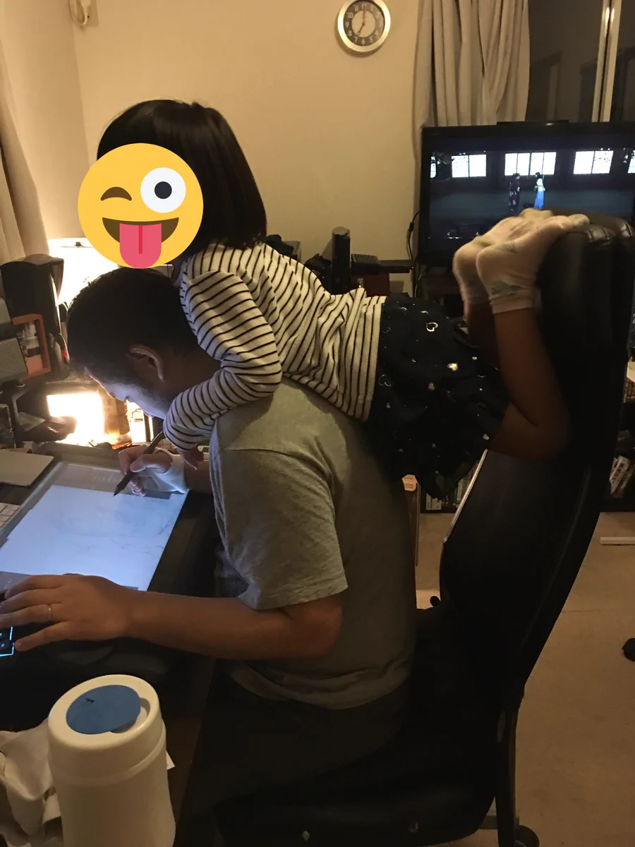 なんとも自由な娘っ子！お父さんが仕事中でもお構いなしｗｗｗ