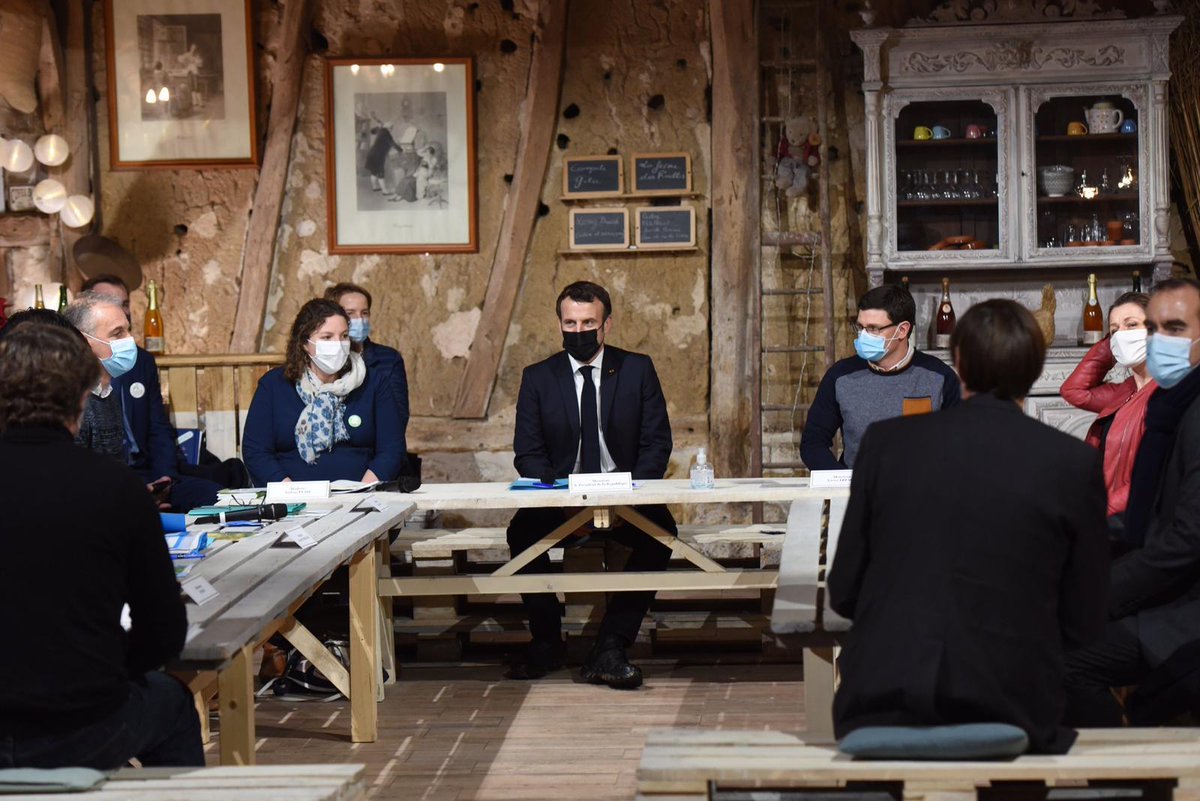 Un grand merci pour cette table ronde avec <a href="/EmmanuelMacron/">Emmanuel Macron</a>
<a href="/barbarapompili/">Barbara Pompili</a> <a href="/SebLecornu/">Sébastien Lecornu</a> <a href="/J_Denormandie/">Julien Denormandie</a> <a href="/76sebwin/">Sébastien Windsor</a>  <a href="/AgriSkippy/">Antoine Thibault</a>.
L'occasion de présenter la diversité de nos agricultures dans un mm département, tous concernés par l'#agroécologie.