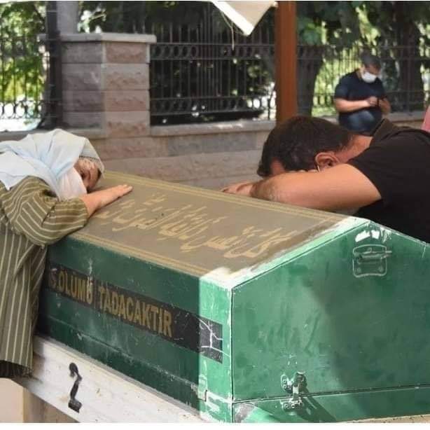 Ahuploya_1907's tweet photo. 1. Fotoğraf; Covid nedeniyle yatan babasına refakat ederken hastane bahçesinde online ders veren öğretmenimize ait.

2. Fotoğraf: Online ders veren öğretmen çiftin, balkondan düşen kızlarının cenazesine ait.

Öğretmenler rahata alıştı degilmi..

#derhalozurdilenagehan #habertürk https://t.co/judg8VSwlb