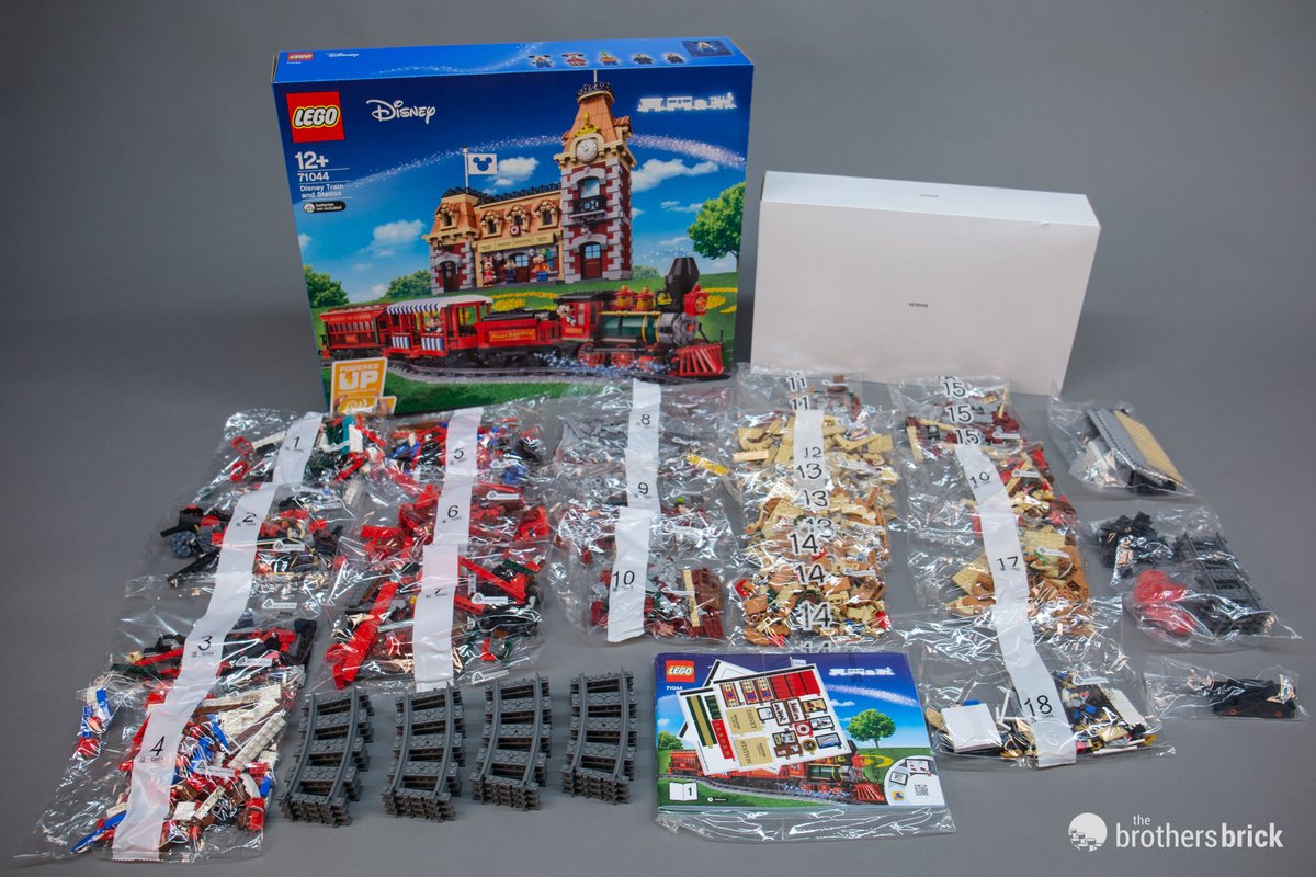 So.3000 pieces. Different colors and shapes.A battery powered engine.Various decalsFive minifigsAn oval of track piecesA station, with an exterior and open interiorand connections to two ipad apps to use with it.I think twenty separate BAGS of pieces. 4/