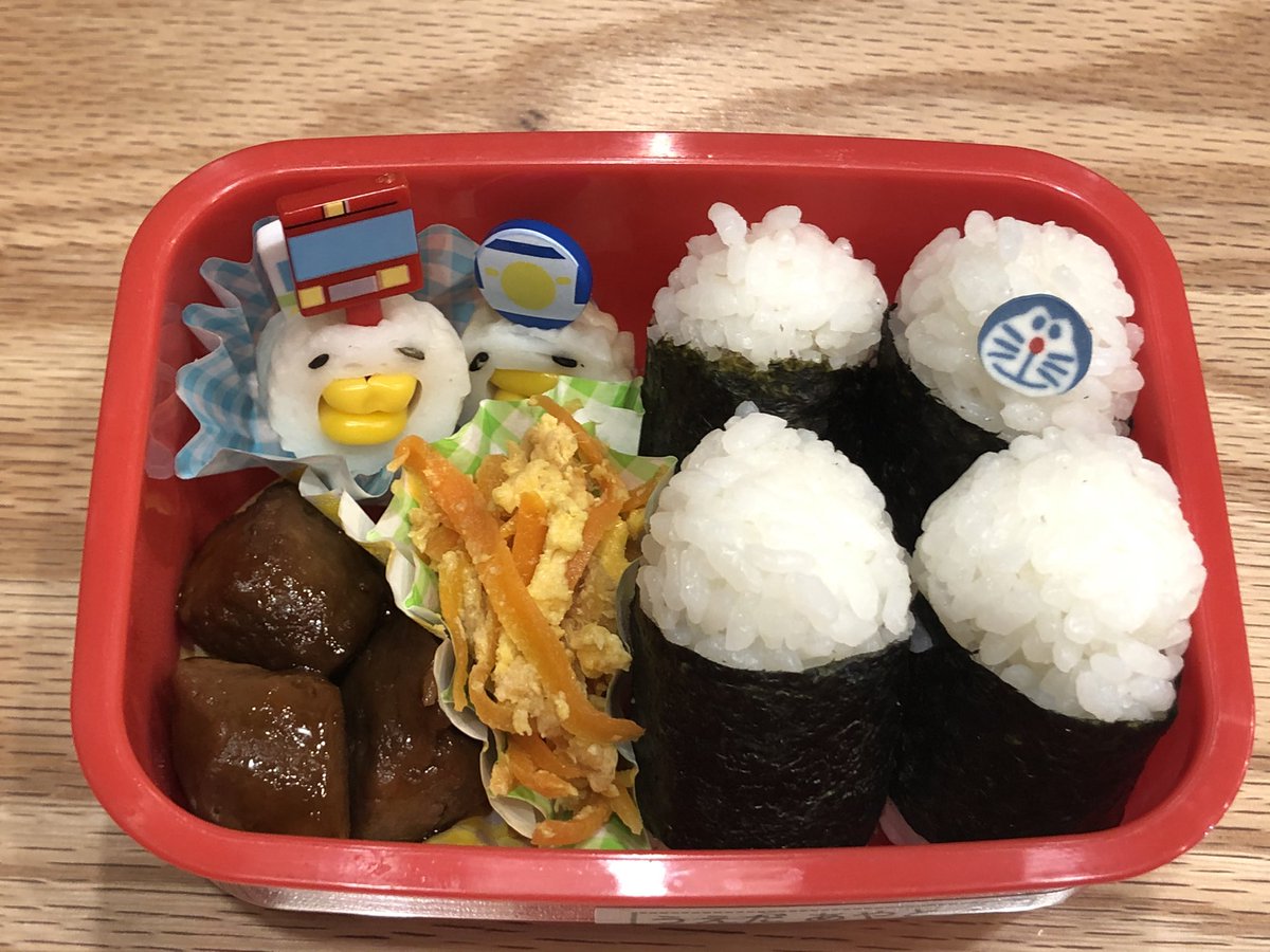 iris_lv's tweet photo. 昨日慌ててダイソーでお弁当箱を買って、即席だけど息子への初めてのお弁当だったよ
さて明日はどうしたらいいんだろ... https://t.co/hhLDCpdIwc