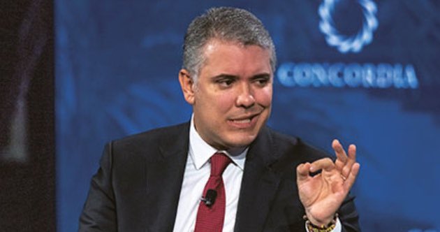 SoyAndresParra's tweet photo. -Y las vacunas señor presidente?
-Ahí vamos... 
-Pero...
-Pille este truco, se llama “El palillo de dientes invisible más grande del mundo...” https://t.co/TCF92lCO1u