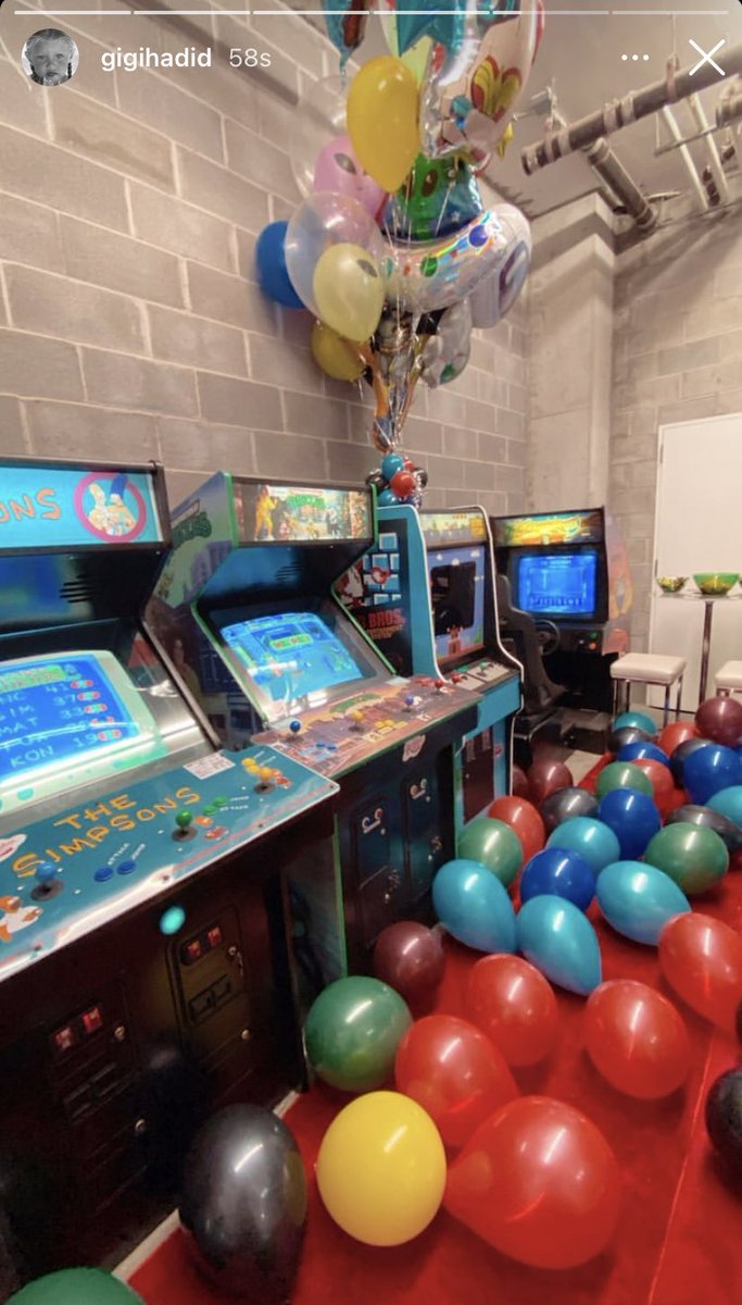 zmdaily's tweet photo. Zayn’s hands while playing arcade games and his birthday party decoration via Gigi Hadid’s Instagram stories! https://t.co/u3mQNLDFBD