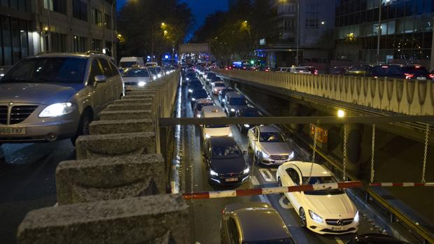 Madrid: Cómo era en los años 50-60. Cómo luce hoy... ¿Quién quiere un suntuso, verde y amplio bulevar (c/ Velázquez) debajo de su casa para pasear y e incluso, vivir..., si puede tener una autopista de ocho ruidosos y humeantes carriles de coche privado y sus huevazos calentitos?
