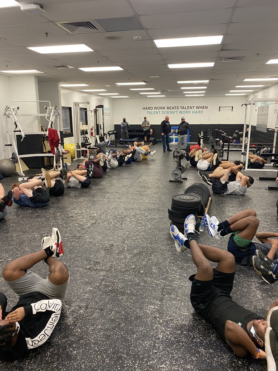 BaysideBears1's tweet photo. #Good work today! Finished up a lot of #Maxes! Congrats to @DurantJustus @3AlexWilliams and Naheam for making to the 800lb Club! #Beardown #Bearwitness #BaysidePride https://t.co/Okobxx6XU0