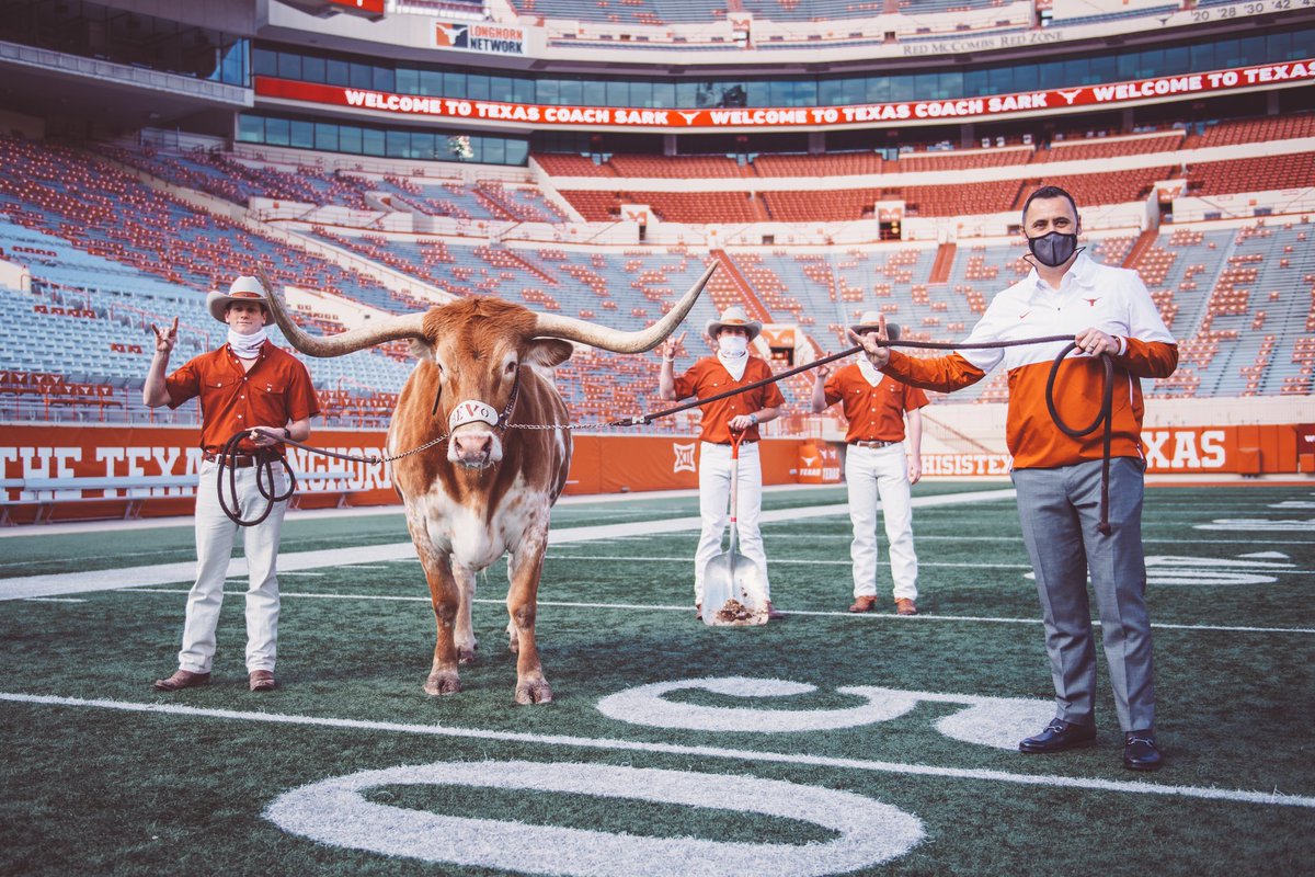 TexasLonghorns's tweet photo. Meet the big guy ✅
Get your spurs ✅

#HookEm https://t.co/Mfichev24r