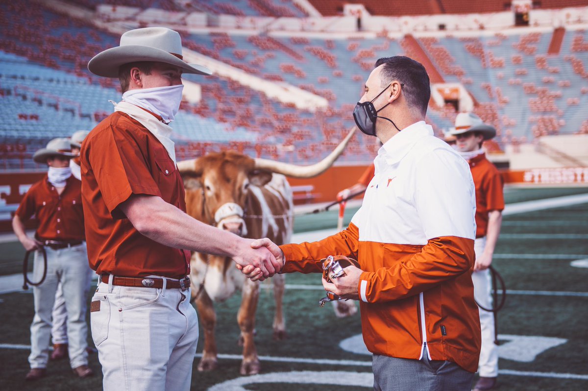 TexasLonghorns's tweet photo. Meet the big guy ✅
Get your spurs ✅

#HookEm https://t.co/Mfichev24r