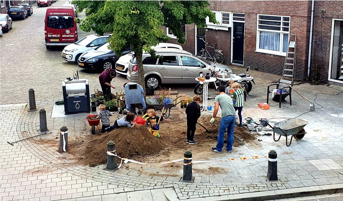 almastreefkerk's tweet photo. Deze week ondersteunt het kernteam van #groeneloperzwolle 57 bewonersinitiatieven uit #Zwolle met een financiële aanvraag bij het Oranje Fonds voor het vergroenen van hun straat 🌿🐞 Vanavond de eerste 40 afspraken gehad. Samen vragen zij zo'n 20.000 euro aan 🤩 #natuurvoorelkaar https://t.co/x6eBEpvmOj