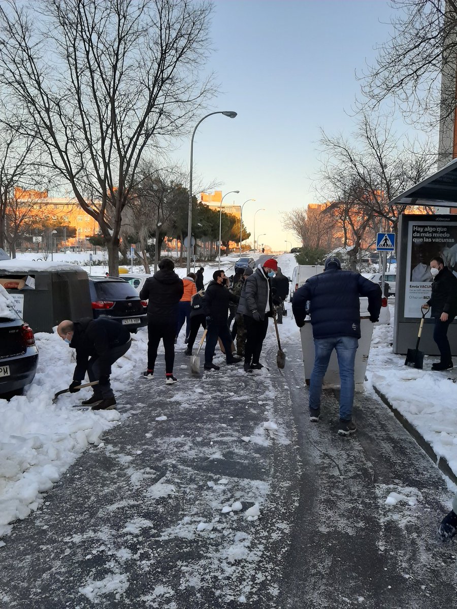 carmensalamanca's tweet photo. Esta tarde más de 40 personas hemos estado quitando nieve y hielo en las calles de Ciudad Pegaso. La ciudadanía solidaria suple las deficiencias de los gobiernos municipales y autonómicos. Orgullo de barrio #Rejas #Filomena https://t.co/6TTRTtlIXP